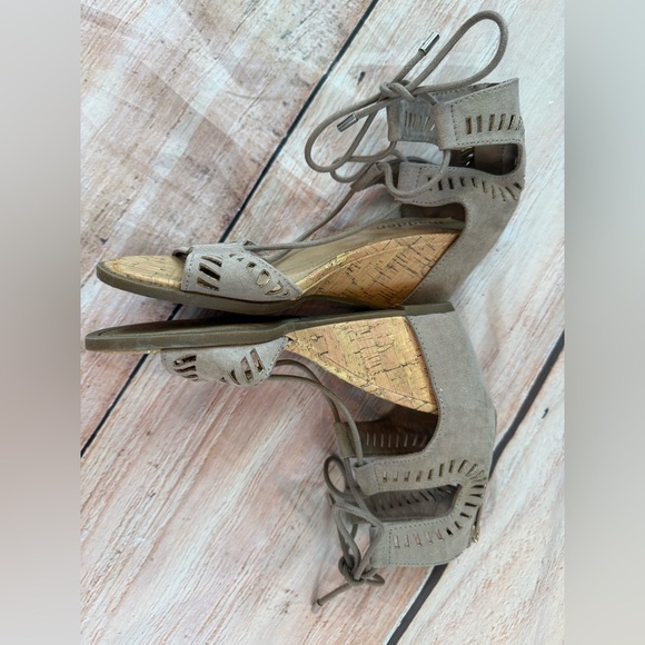 Madden NYC Size 7 Womens Gladiator Wedge Sandal Beige Faux Suede - Picture 6 of 9